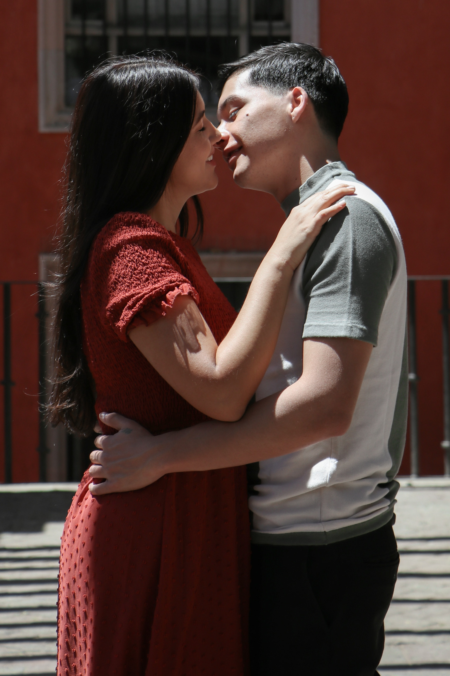 Pareja en la calle colonial