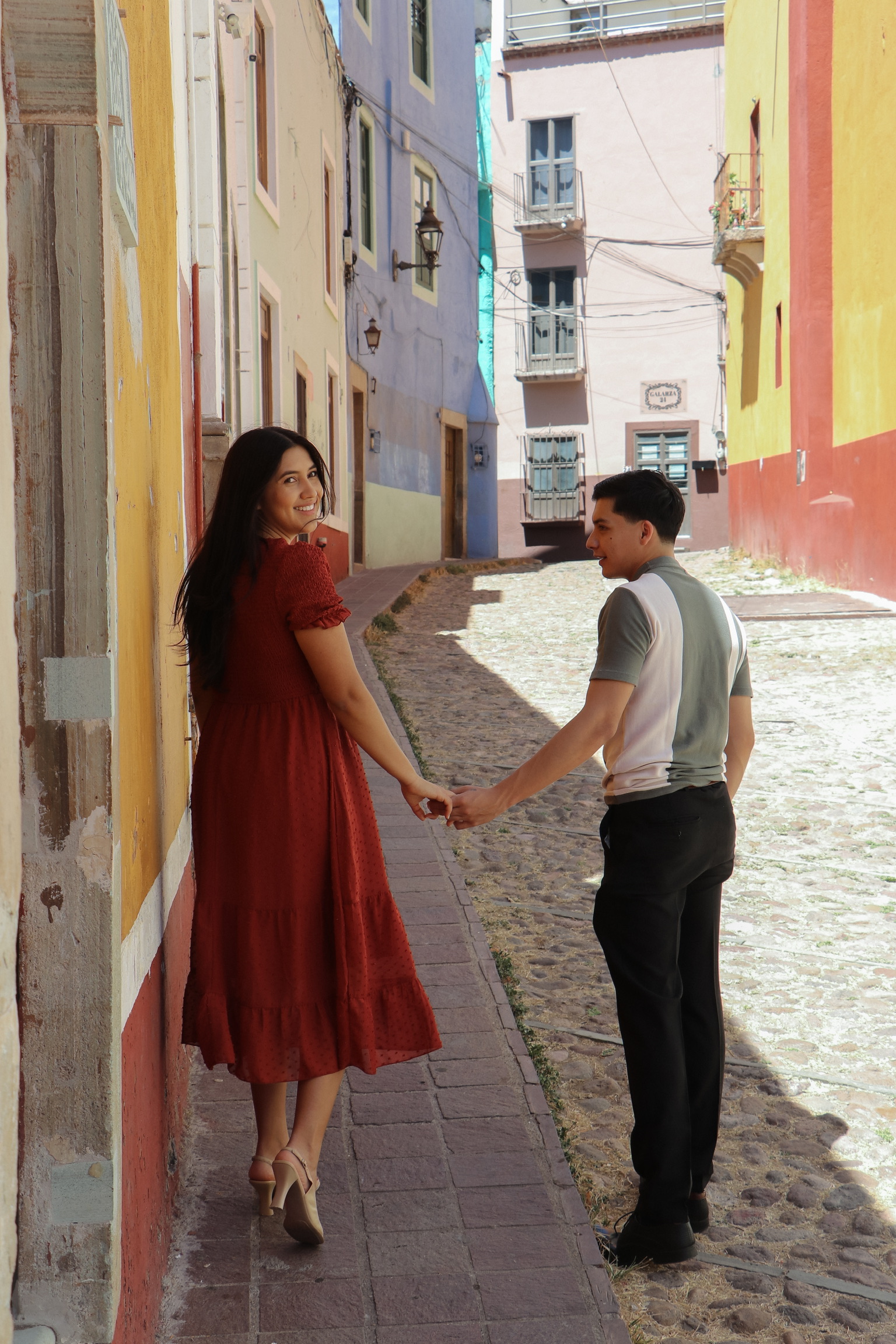 Pareja en la calle colonial