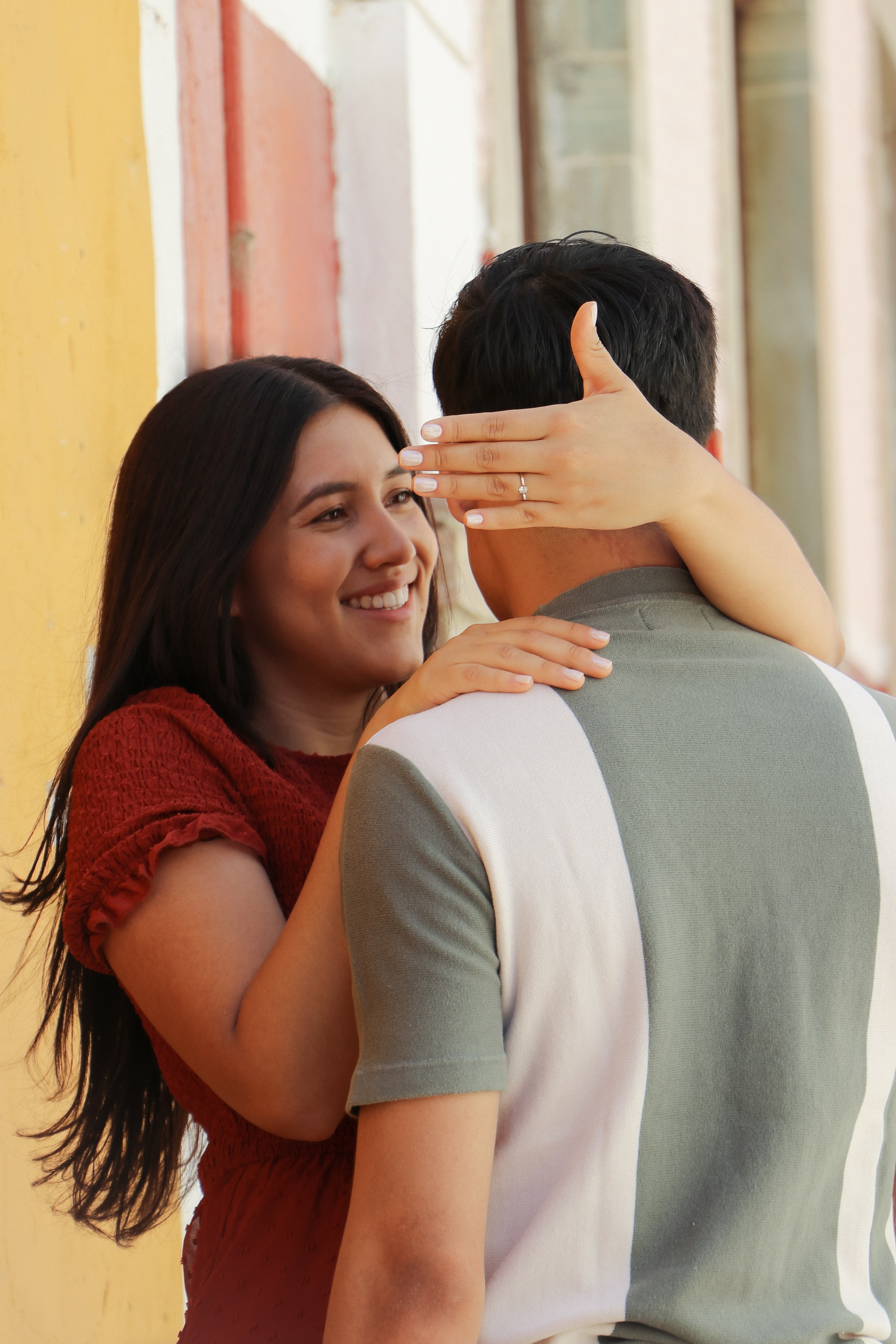 Pareja en la calle colonial