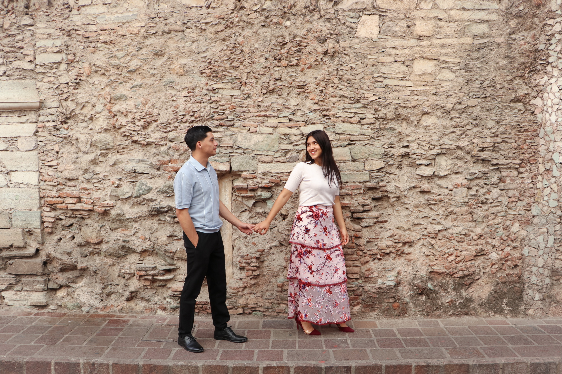 Pareja en la calle colonial
